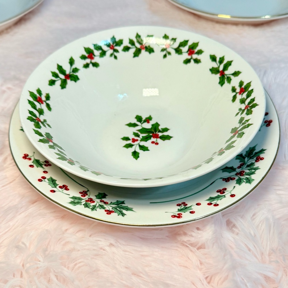 NWT Gibson Christmas 7” single bowl holly and berry pattern